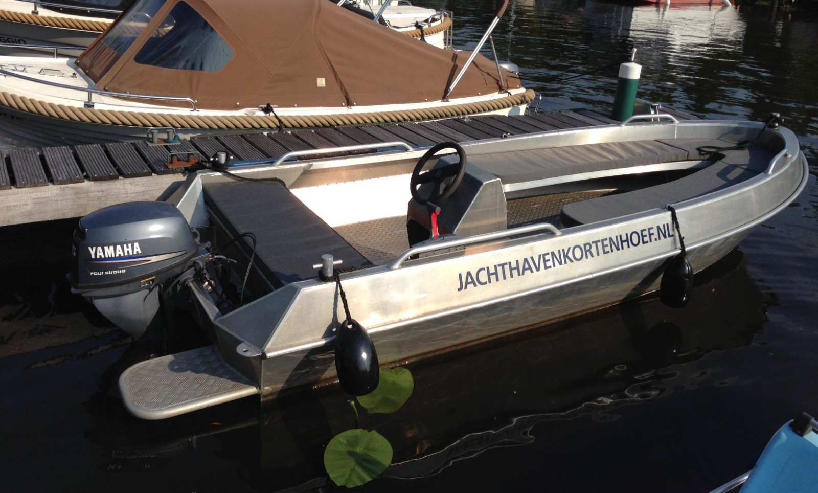 bootverhuur-loosdrechtse-plassen-6-persoons-motorboot-huren
